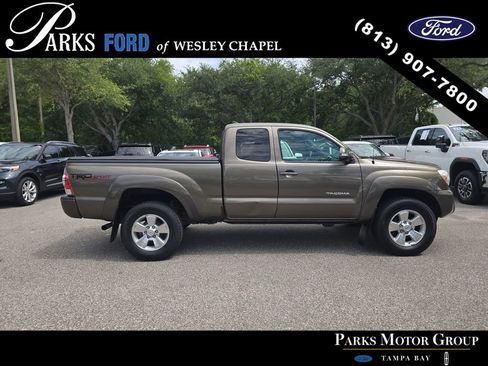 Used 2015 Toyota Tacoma 4x4 Access Cab V6 w/ TRD Sport Package image 3