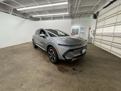 Used 2025 Chevrolet Equinox EV LT w/ Convenience Package image 8