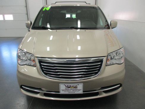 Used 2014 Chrysler Town & Country Touring image 8