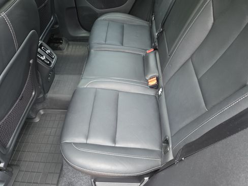 Used 2021 Volvo XC40 T5 Momentum w/ Premium Package AWD/4WD image 22