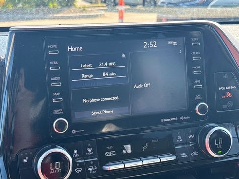 Used 2020 Toyota Highlander XLE image 24