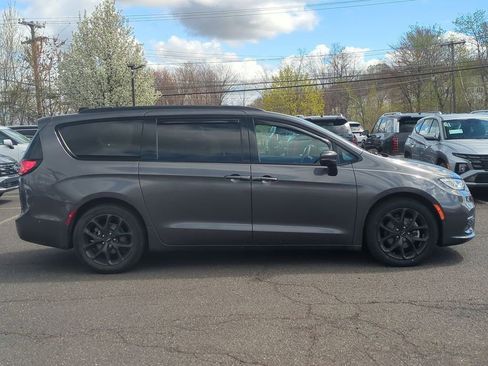 Used 2023 Chrysler Pacifica Touring-L w/ S Appearance Package image 2