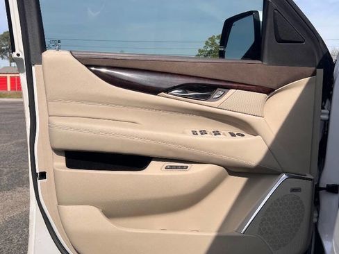 Used 2016 Cadillac Escalade Luxury image 12
