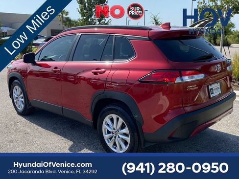 Used 2024 Toyota Corolla Cross LE w/ Moonroof Package FWD image 4