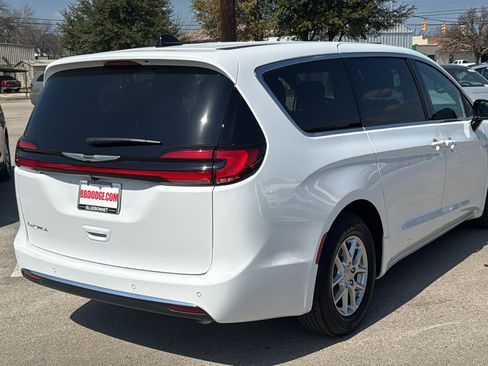New 2026 Chrysler Pacifica Select image 5