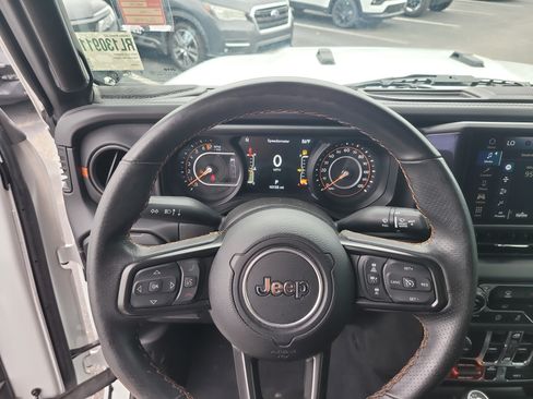 Used 2024 Jeep Gladiator Mojave AWD/4WD image 27