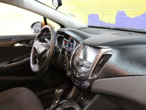 Used 2017 Chevrolet Cruze LT w/ LT Convenience Package FWD image 10