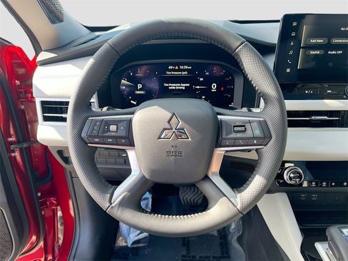 New 2025 Mitsubishi Outlander SE image 11