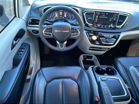 Used 2023 Chrysler Pacifica Touring-L image 17