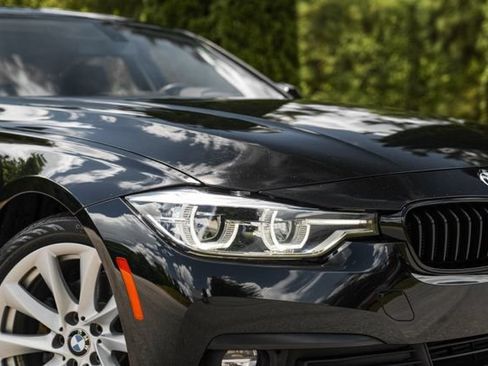 Used 2018 BMW 320i xDrive Sedan AWD/4WD image 8