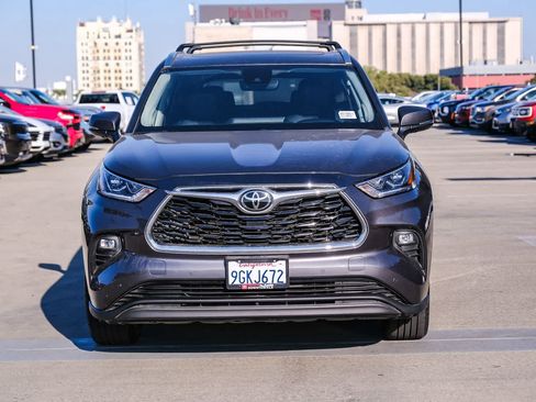 Used 2023 Toyota Highlander Limited FWD image 2