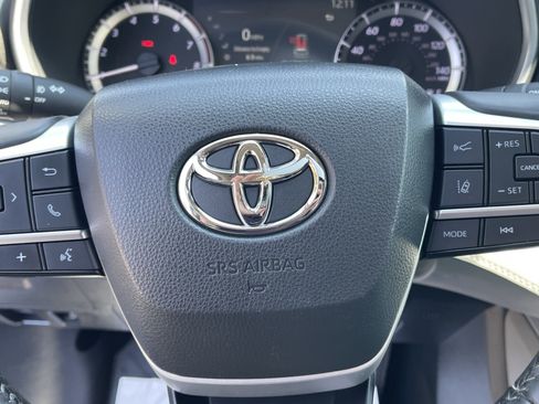 Used 2023 Toyota Highlander XLE FWD image 21