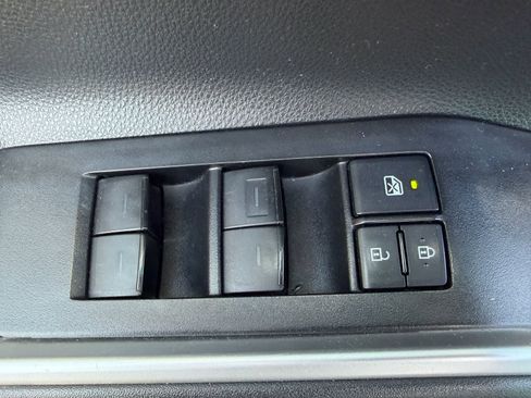 Used 2021 Toyota Highlander XLE FWD image 16