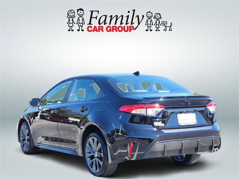 Used 2025 Toyota Corolla SE image 3