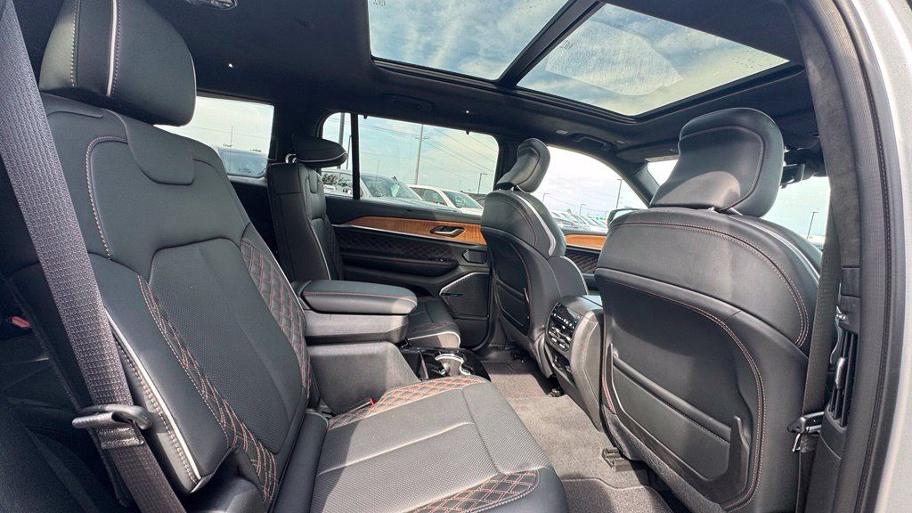 Used 2023 Jeep Grand Cherokee L Summit AWD/4WD image 7