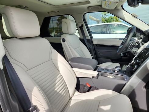 Used 2025 Land Rover Discovery S image 16