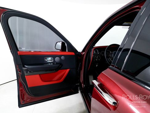 Used 2022 Rolls-Royce Cullinan Black Badge image 11