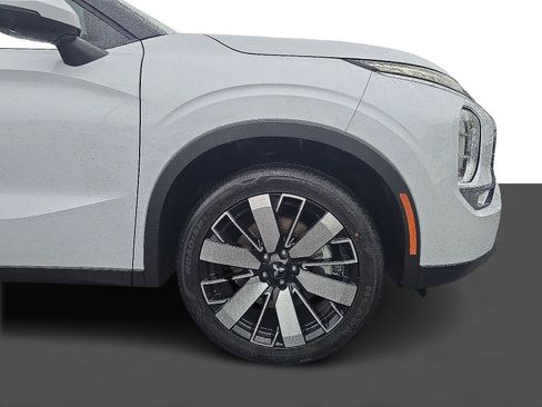 New 2025 Mitsubishi Outlander SE image 2