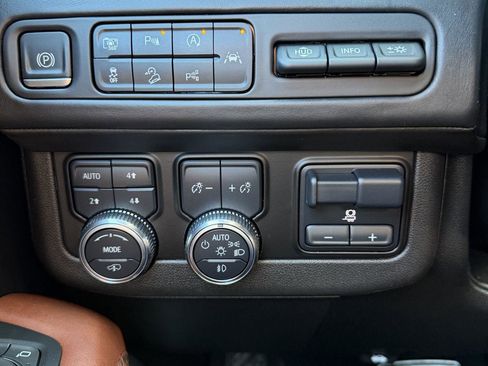 Used 2023 GMC Yukon Denali Ultimate image 21