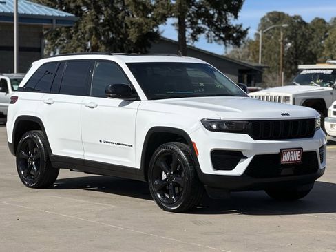 Used 2024 Jeep Grand Cherokee Altitude image 1