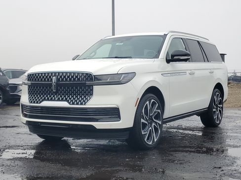 New 2026 Lincoln Navigator Reserve image 2