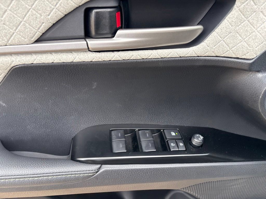 Used 2026 Toyota Camry XLE AWD/4WD image 12