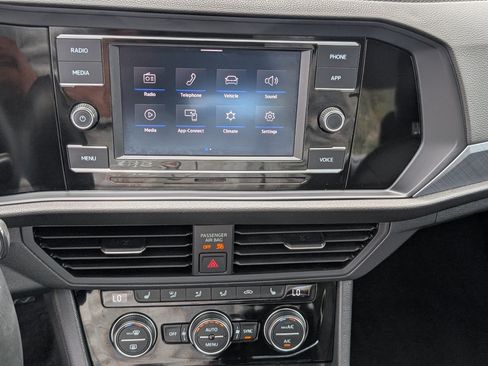 Used 2024 Volkswagen Jetta SE FWD image 16