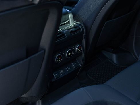 Used 2021 Land Rover Defender 110 SE image 28