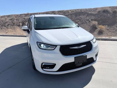 Used 2023 Chrysler Pacifica Touring-L FWD image 3
