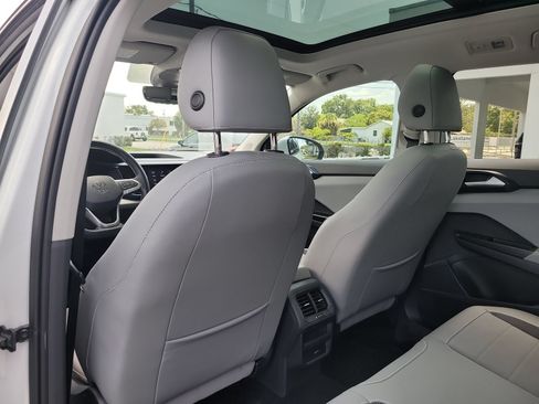 Used 2023 Volkswagen Taos SE w/ Panoramic Sunroof Package FWD image 10