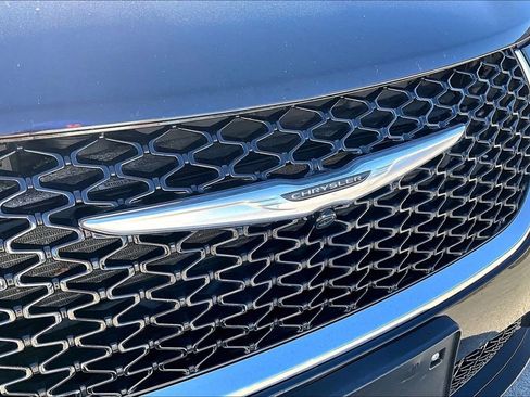 Used 2024 Chrysler Pacifica Touring-L image 33