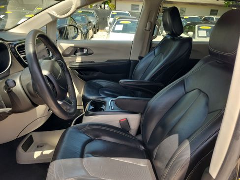 Used 2022 Chrysler Pacifica Touring-L FWD image 15