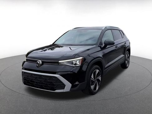 Used 2025 Volkswagen Taos SE image 7