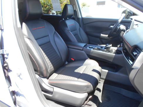 Used 2025 Nissan Rogue SV AWD/4WD image 9