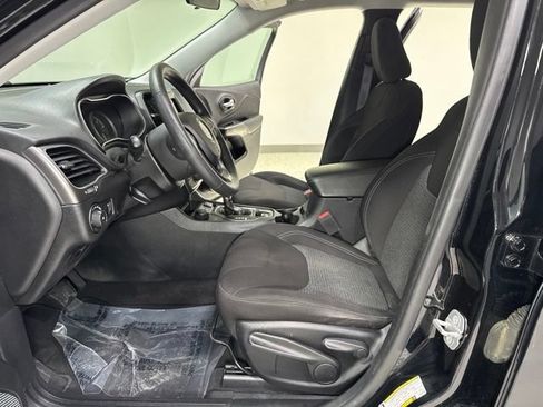 Used 2019 Jeep Cherokee Latitude w/ Popular Appearance Group AWD/4WD image 11