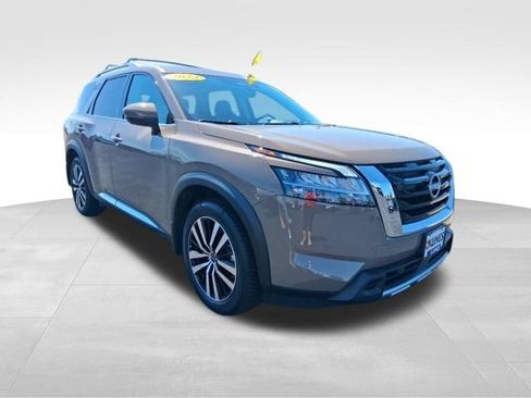 Used 2024 Nissan Pathfinder Platinum w/ Cargo Package AWD/4WD image 4