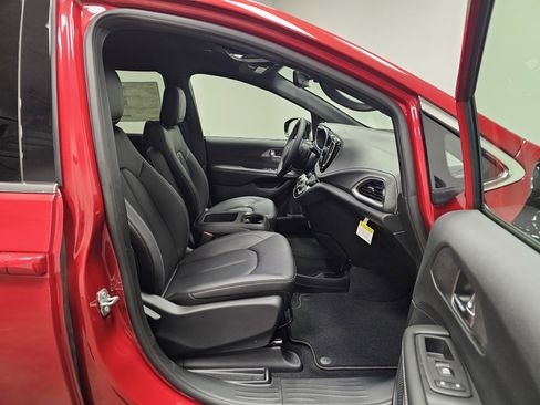 New 2026 Chrysler Pacifica Select FWD image 14