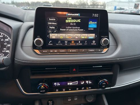 Used 2025 Nissan Rogue SV image 8