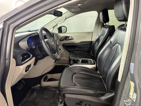 Used 2023 Chrysler Pacifica Touring-L FWD image 28