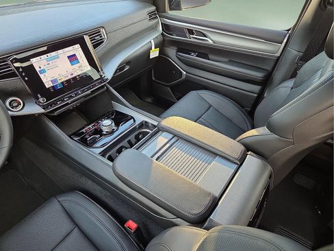 New 2025 Jeep Wagoneer L Series II w/ Premium Group I AWD/4WD image 12