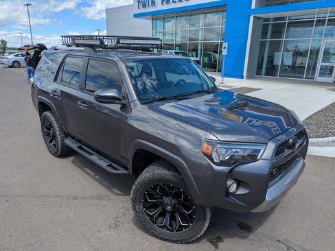 Used 2018 Toyota 4Runner TRD Off-Road AWD/4WD image 4