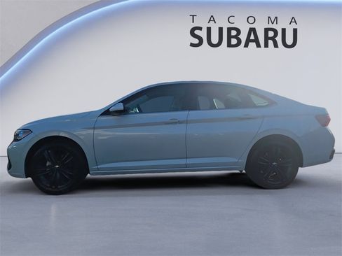 Used 2023 Volkswagen Jetta SE image 2