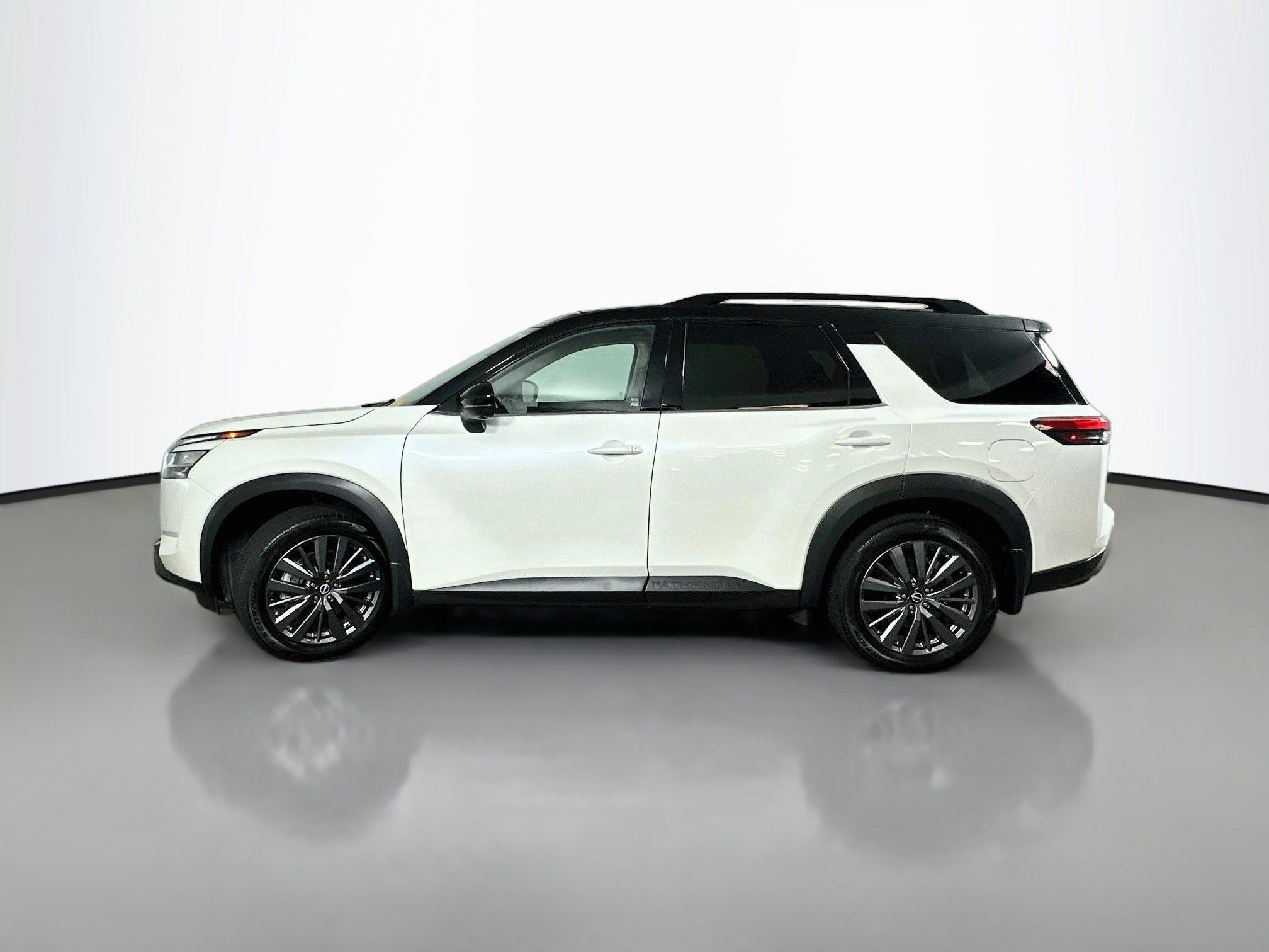 Used 2023 Nissan Pathfinder SL w/ SL Premium Package AWD/4WD image 4