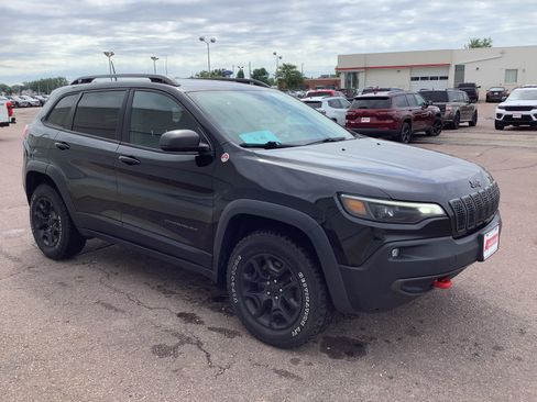 Used 2019 Jeep Cherokee Trailhawk AWD/4WD image 3