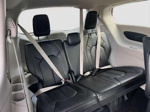 Used 2024 Chrysler Pacifica Select image 28