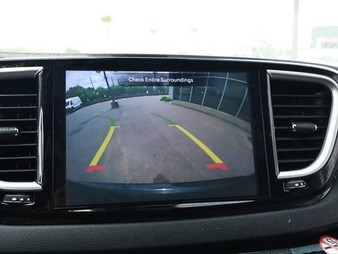 Used 2024 Chrysler Pacifica Touring-L FWD image 17