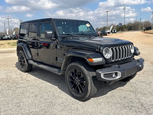 Used 2025 Jeep Wrangler Sahara image 3