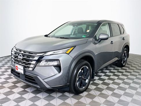 Used 2025 Nissan Rogue SV image 3