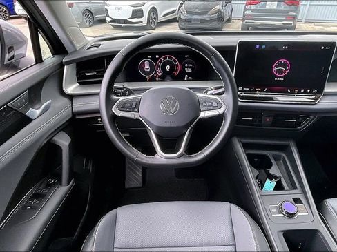 Certified 2026 Volkswagen Tiguan SE w/ Panoramic Sunroof Package FWD image 19
