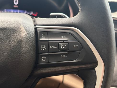 Used 2024 Jeep Grand Cherokee L Limited AWD/4WD image 18